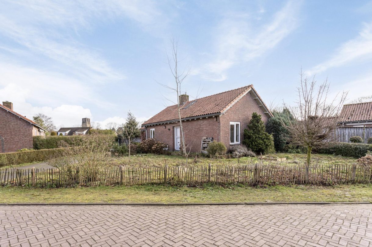 Te koop: Foto Woonhuis aan de Pastoor van Houtstraat 12 in Odiliapeel