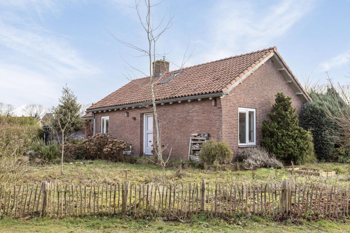 Te koop: Foto Woonhuis aan de Pastoor van Houtstraat 12 in Odiliapeel