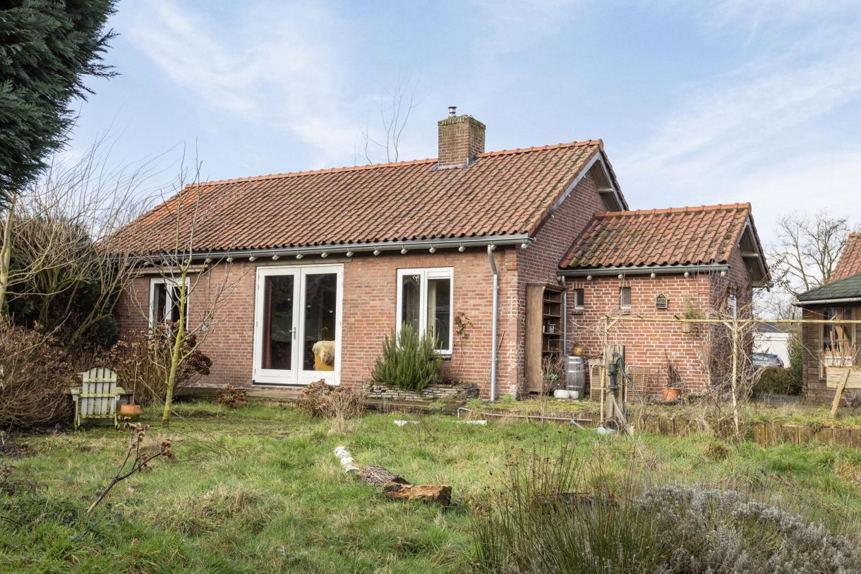 Te koop: Foto Woonhuis aan de Pastoor van Houtstraat 12 in Odiliapeel