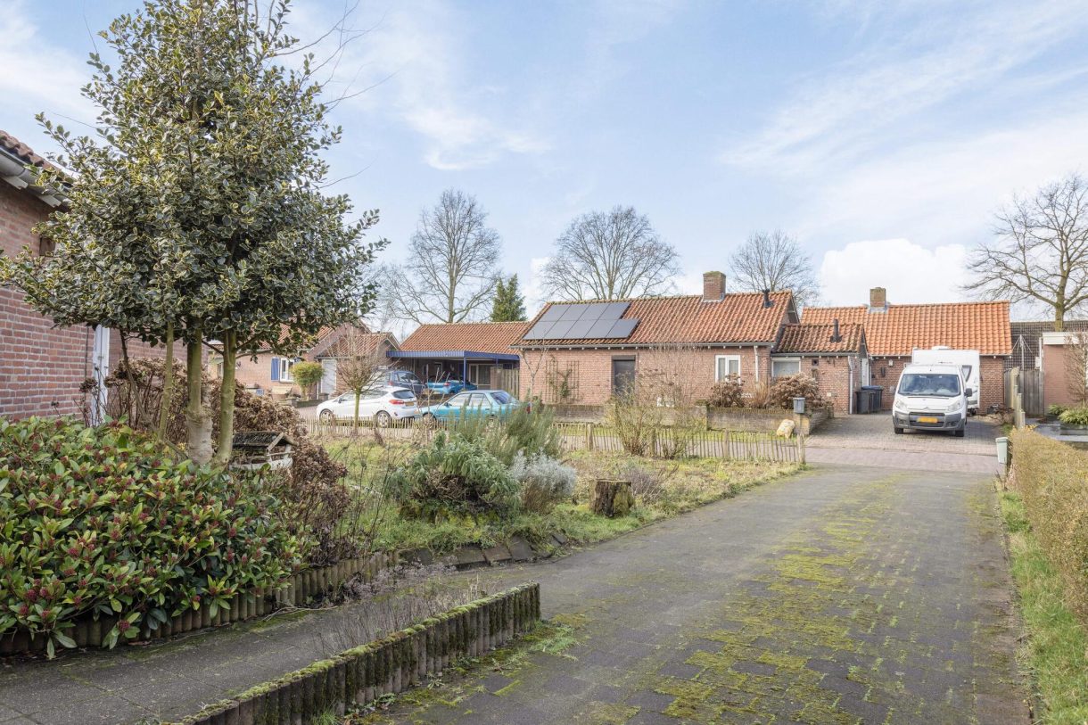 Te koop: Foto Woonhuis aan de Pastoor van Houtstraat 12 in Odiliapeel