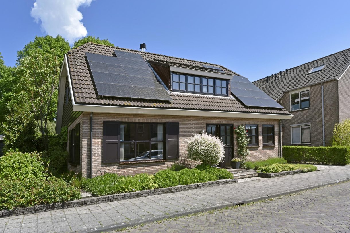 Te koop: Foto Woonhuis aan de Van der Leeplein 4 in Aarlanderveen