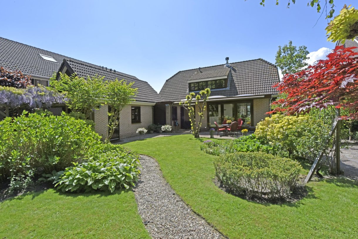 Te koop: Foto Woonhuis aan de Van der Leeplein 4 in Aarlanderveen