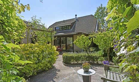 Te koop: Foto Woonhuis aan de Van der Leeplein 4 in Aarlanderveen
