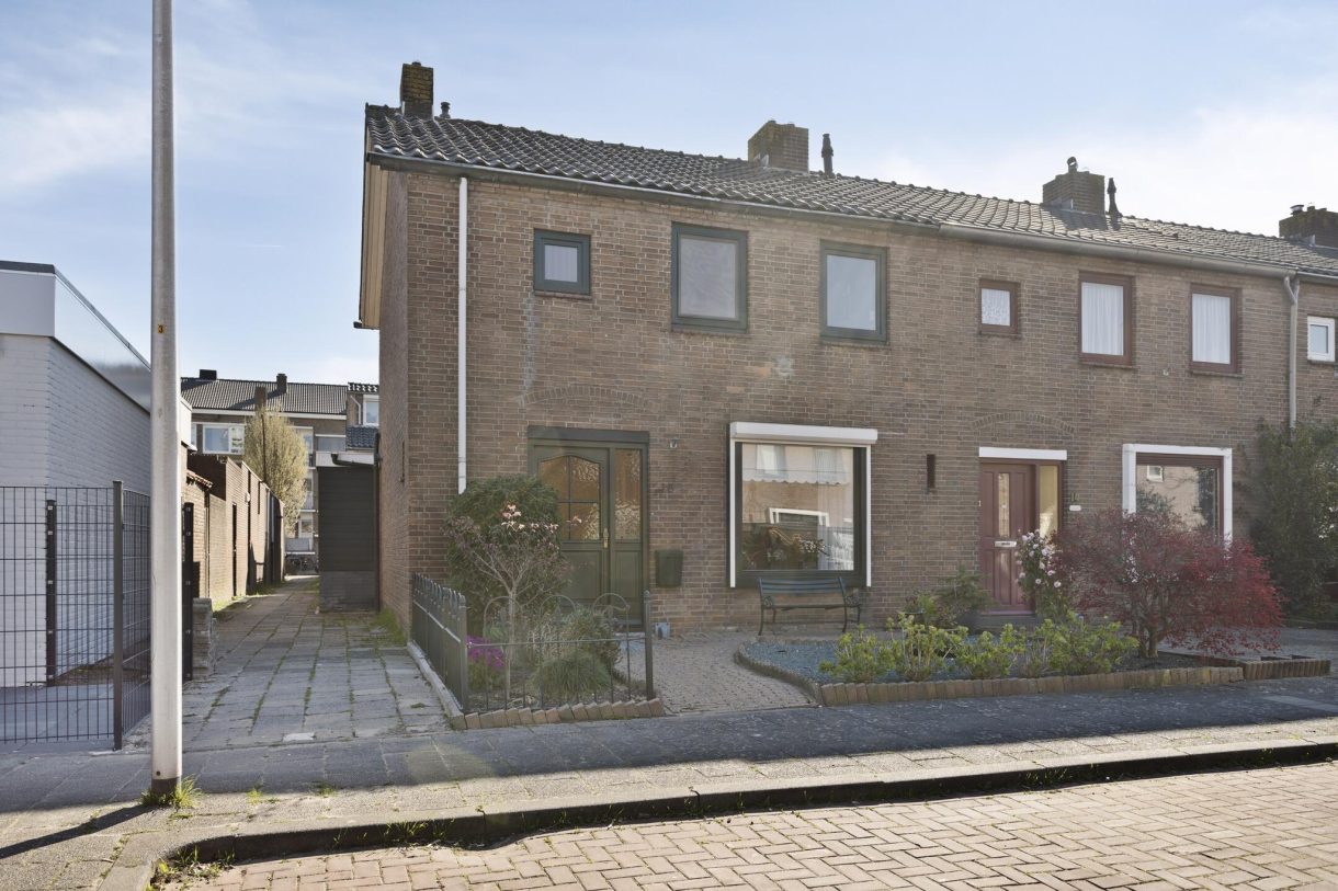 Te koop: Foto Woonhuis aan de Van Kinsbergenstraat 16 in Alphen aan den Rijn