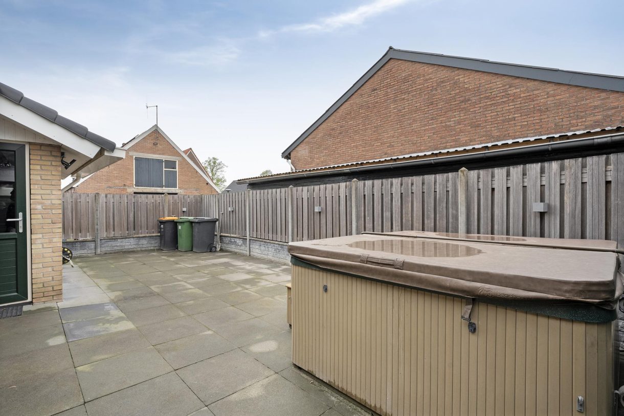 Te koop: Foto Woonhuis aan de Julianalaan 1 in Nieuwlande