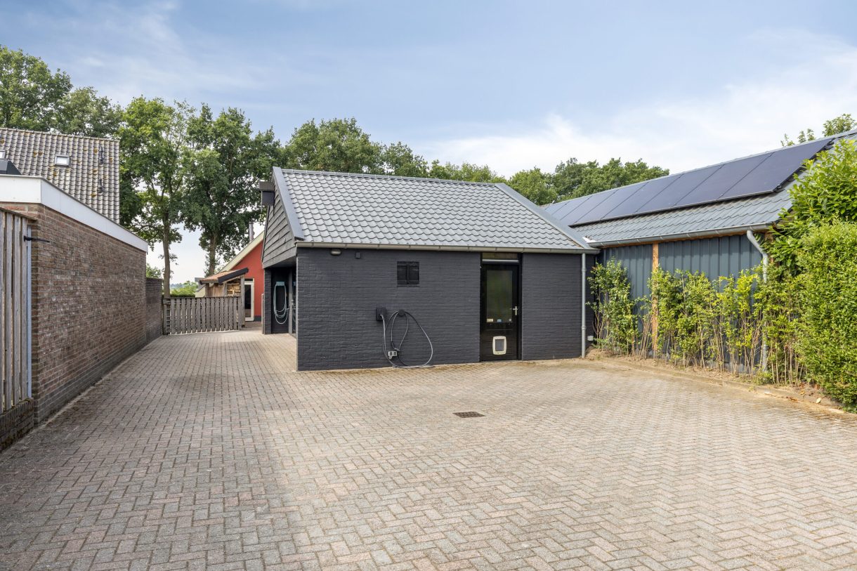 Te koop: Foto Woonhuis aan de Rijksstraatweg 143 in Elst Ut