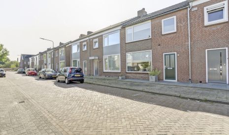Te koop: Foto Woonhuis aan de Kardinaal de Jongstraat 17 in Rijen