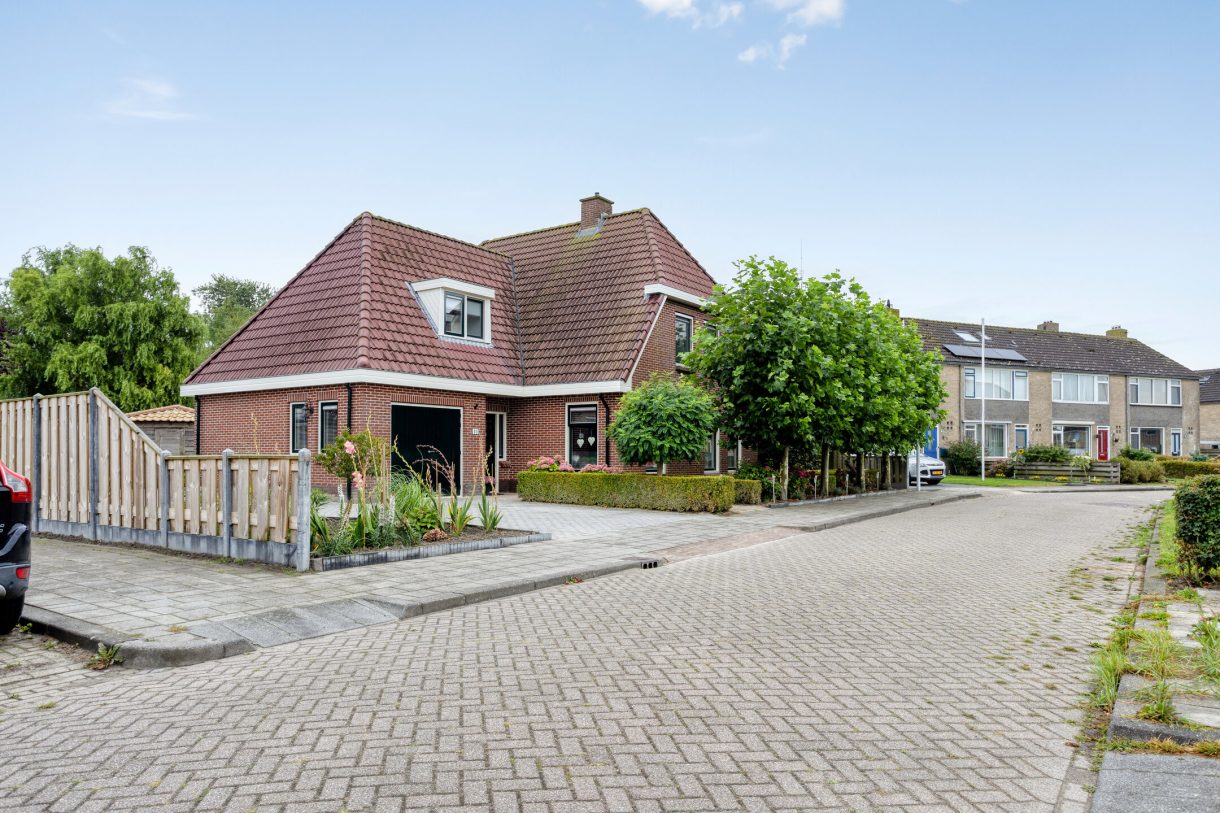 Te koop: Foto Woonhuis aan de Goudsbloemstraat 10 in Munnekezijl