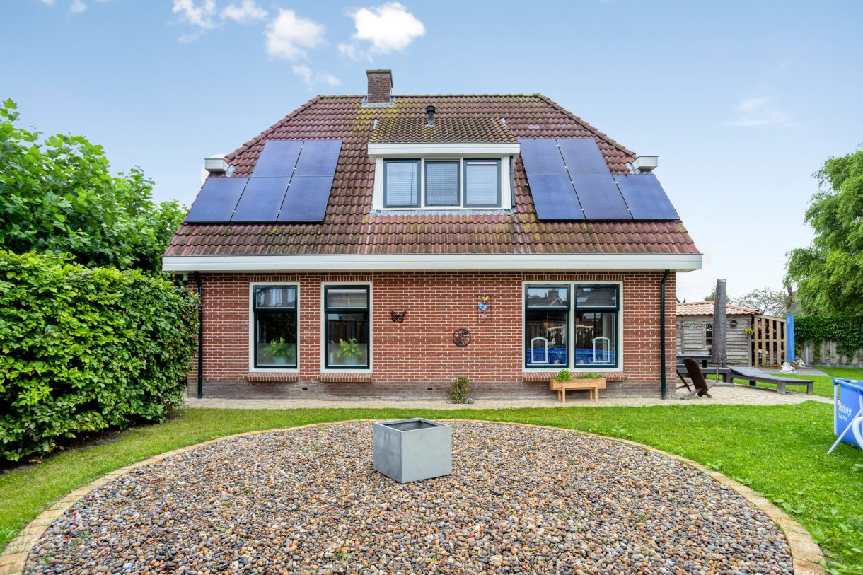 Te koop: Foto Woonhuis aan de Goudsbloemstraat 10 in Munnekezijl